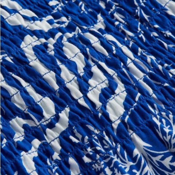 H&M Smocked Blue and White Women's Top(Pit to pit 20” Length 21”) - Picture 4 of 7